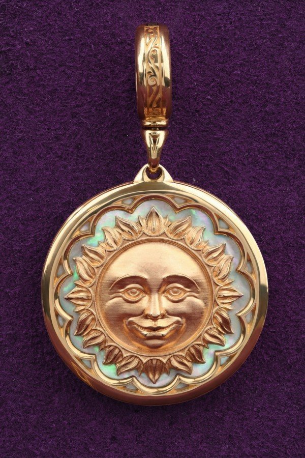 Подвеска из золота c перламутром