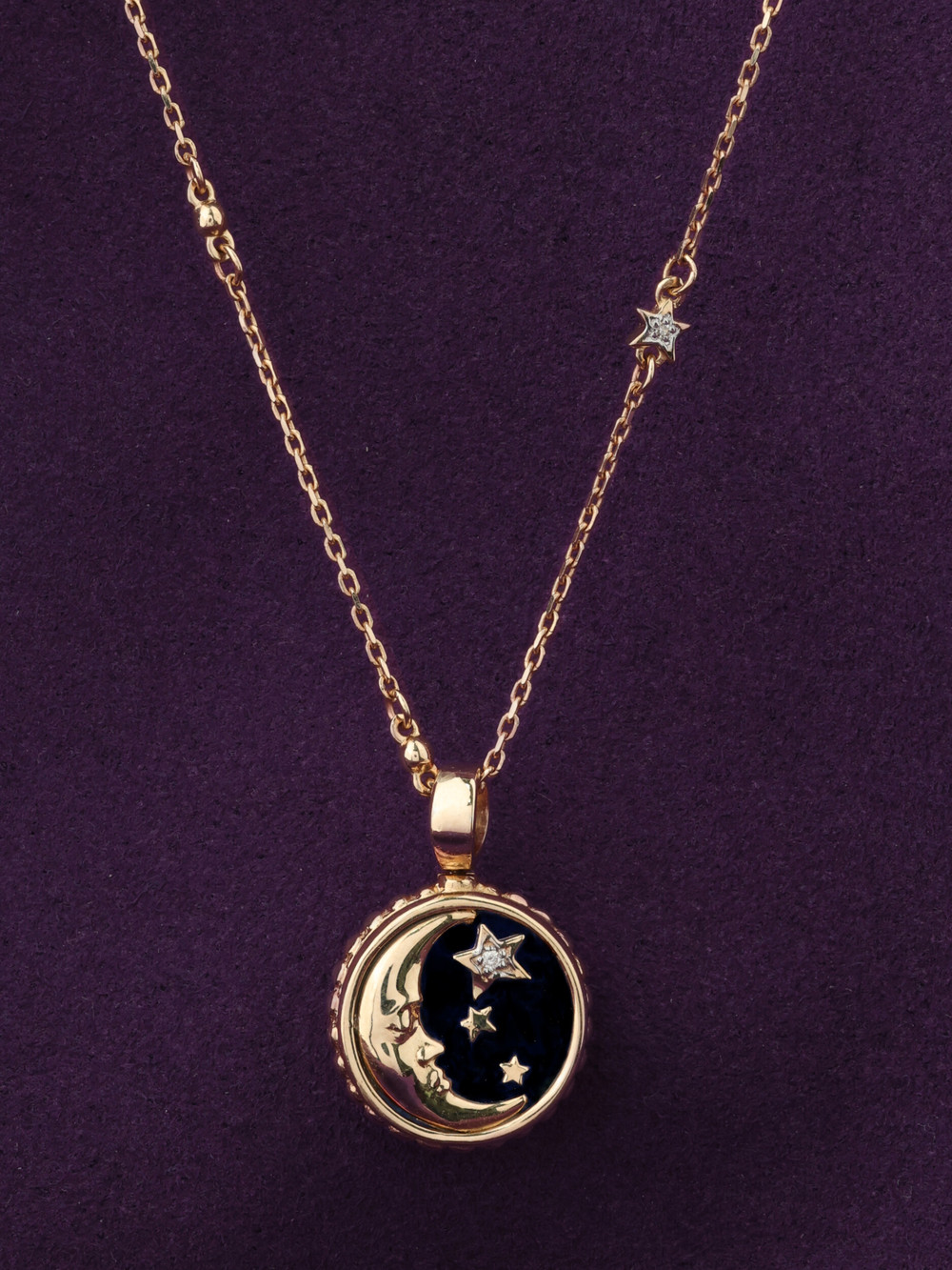 Колье из золота c бриллиантами, ониксом и перламутром