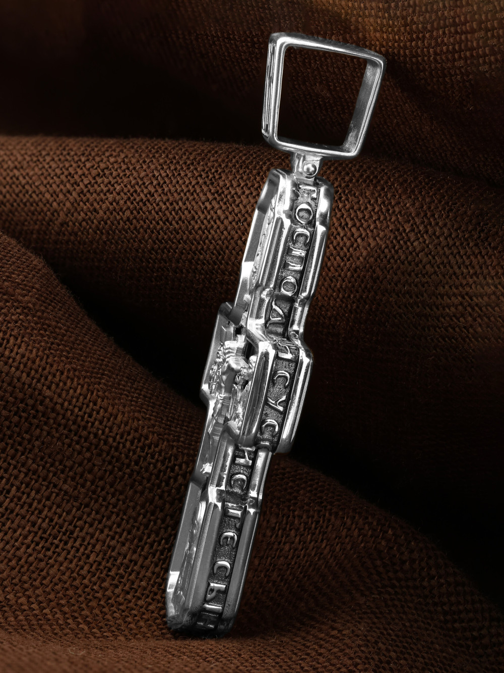 Крест из белого золота c ониксом