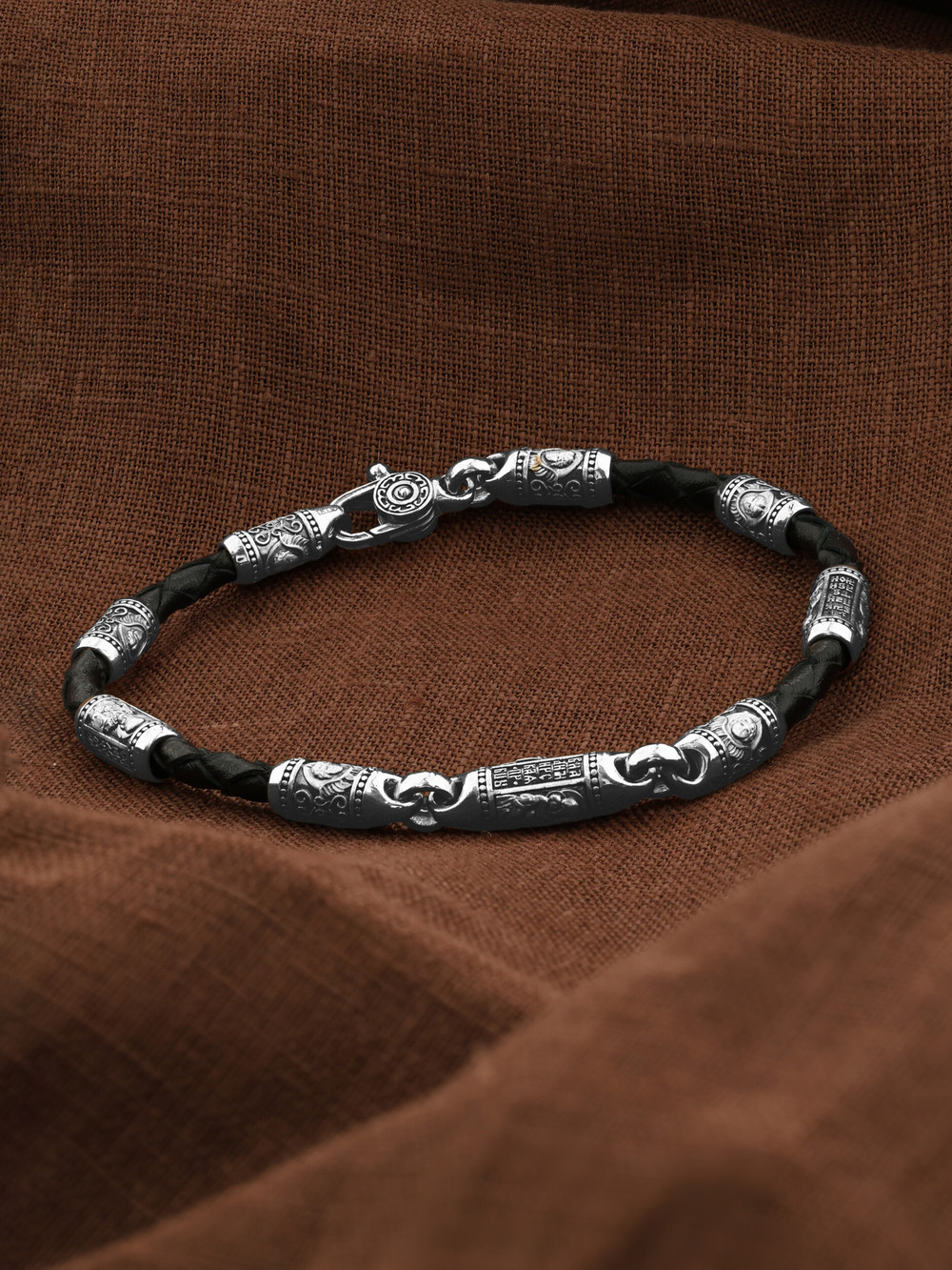 Браслет из белого золота c кожаным шнурком