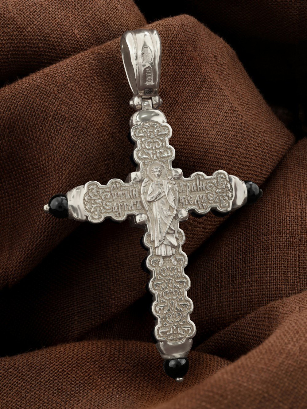 Крест из белого золота c ониксом