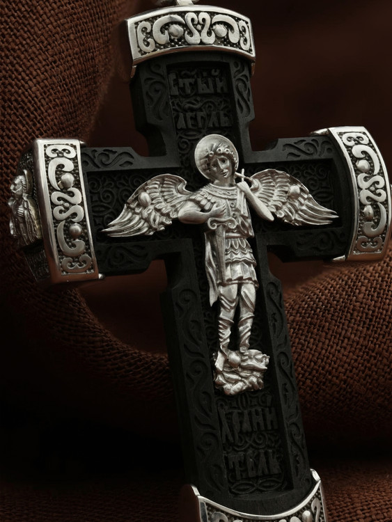 Крест из белого золота c эбеновым деревом