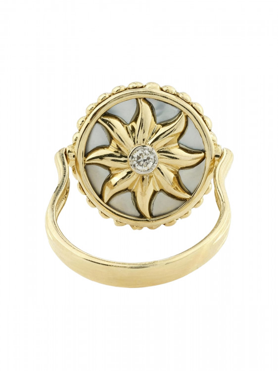 Кольцо из лимонного золота c бриллиантами, ониксом и перламутром
