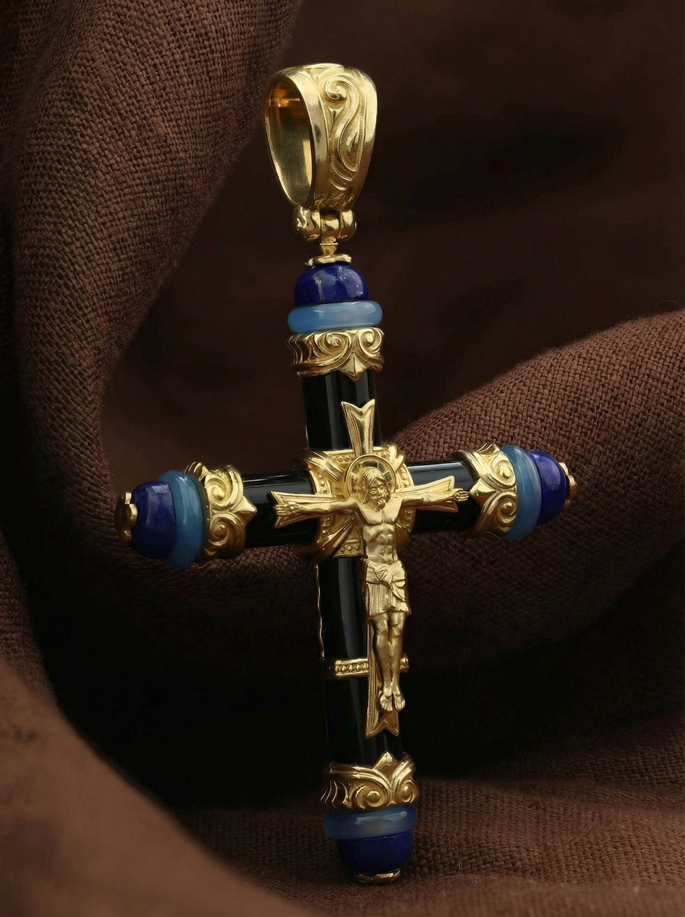 Крест из лимонного золота c ониксом, агатом и лазуритом
