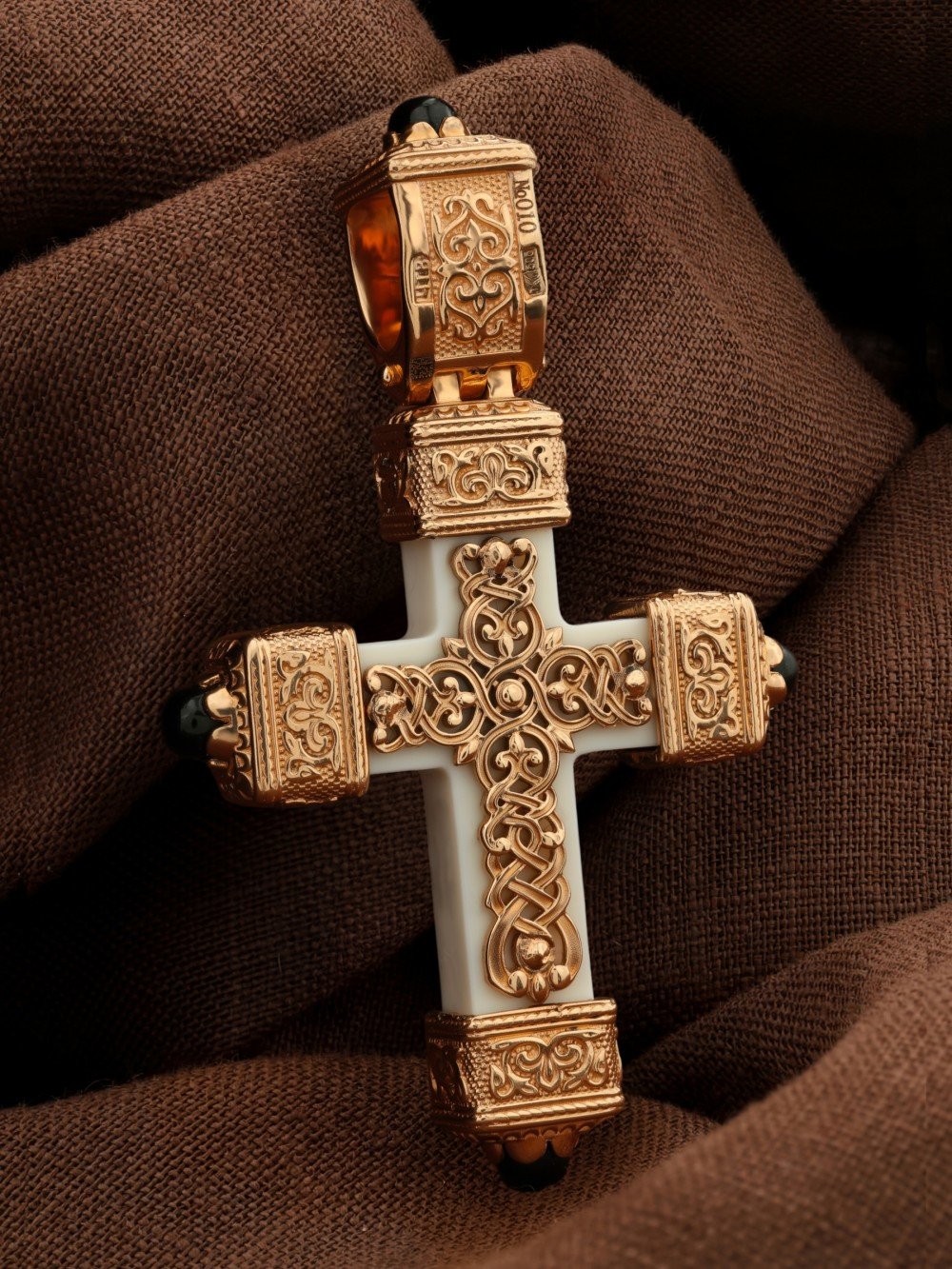 Крест из золота c эмаль , ониксом и бивнем мамонта