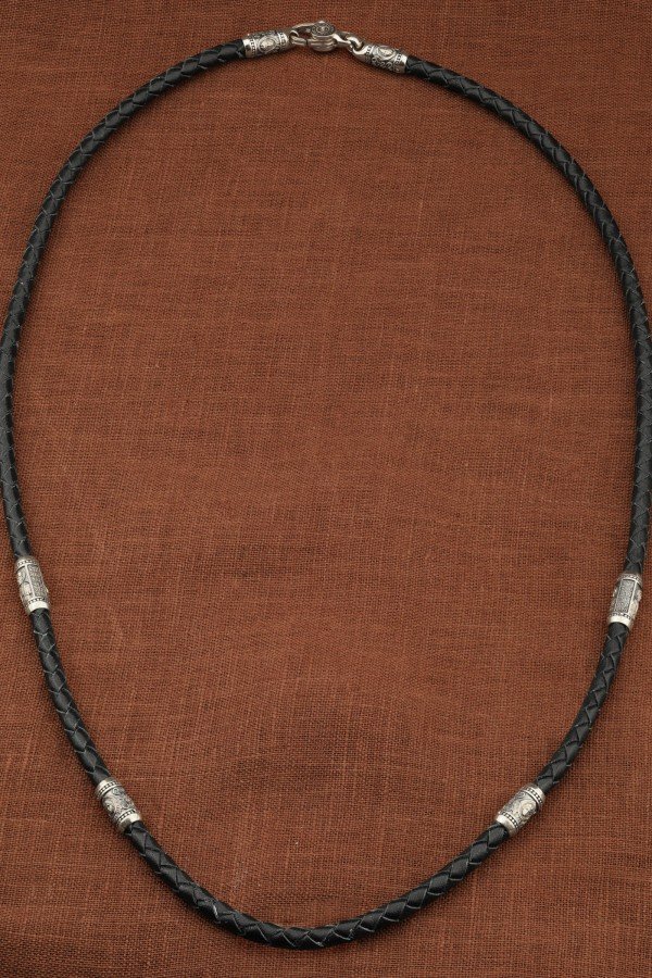 Гайтан из белого золота c кожаным шнурком