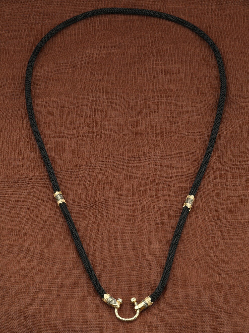 Шнурок шёлковый из лимонного золота c шёлковым шнурком