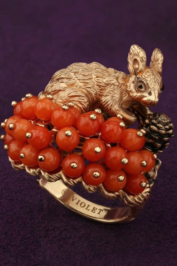 Кольцо из золота c эмаль и кораллом