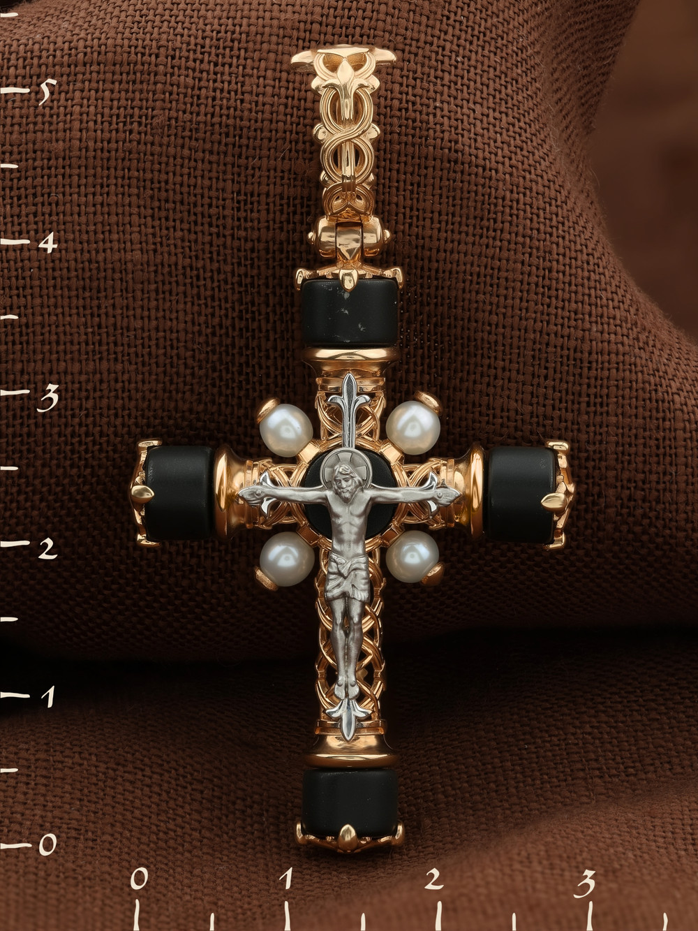 Крест из золота c ониксом и малахитом