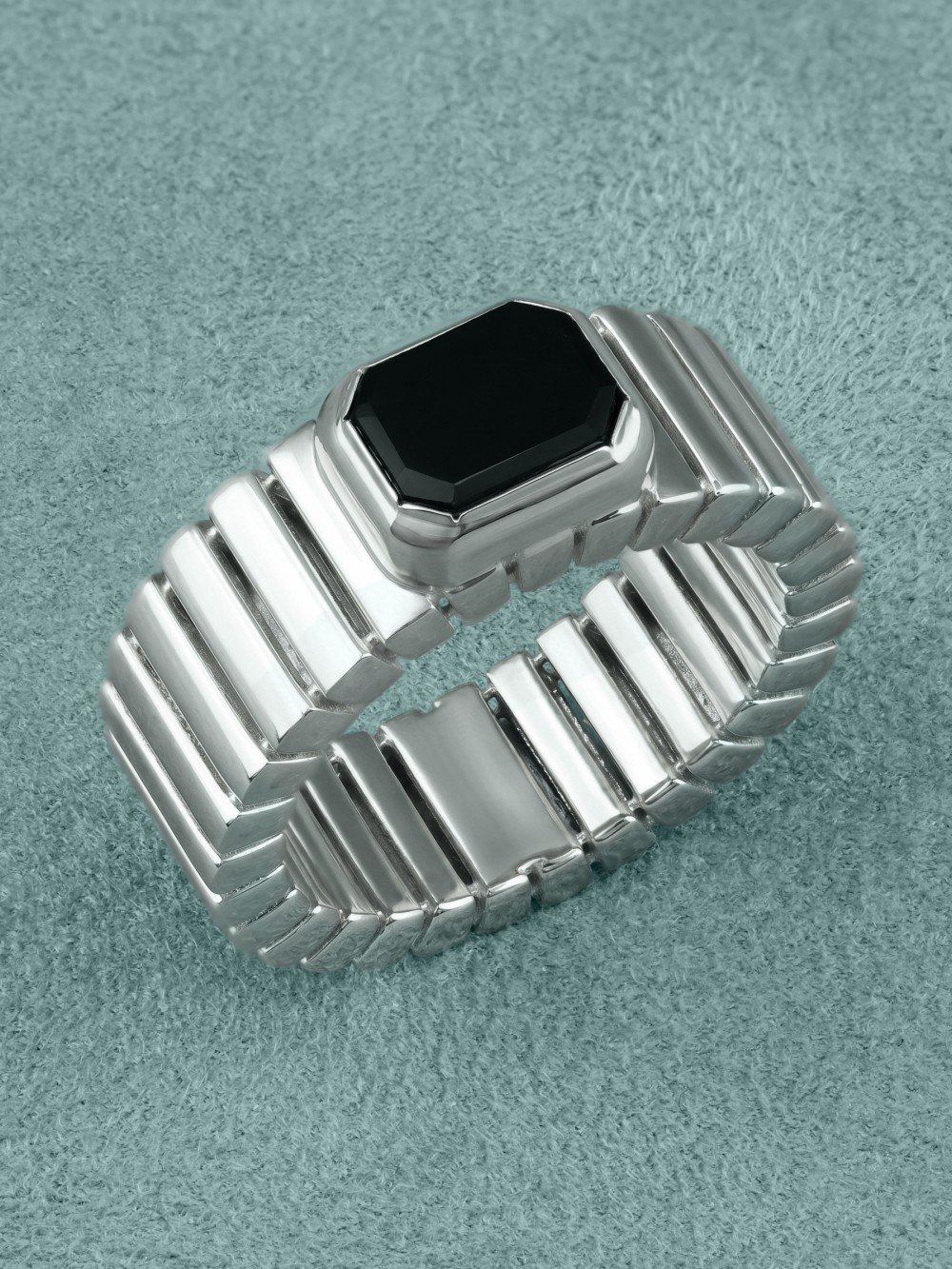 Кольцо из белого золота c ониксом