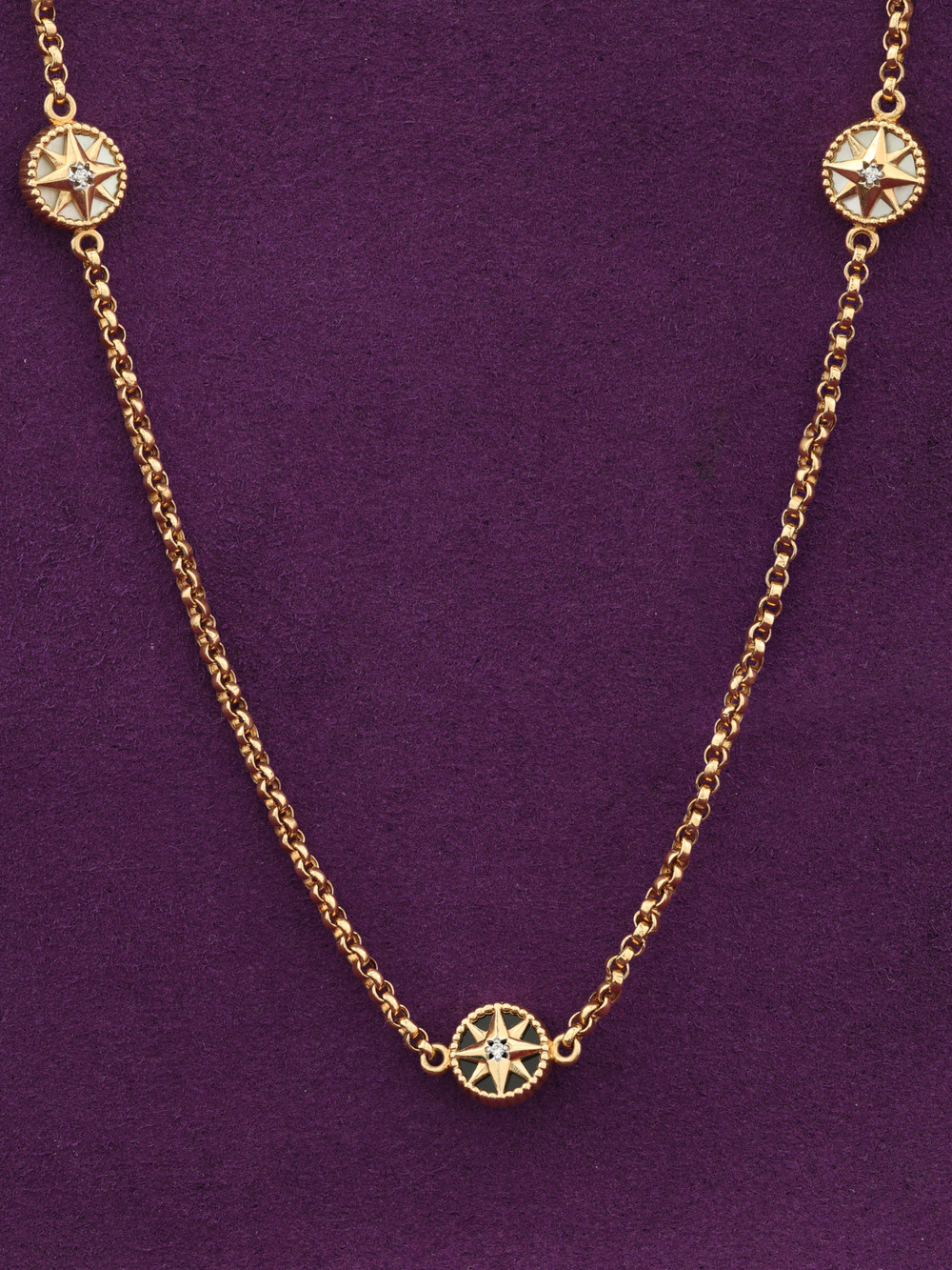 Колье из золота c бриллиантами, ониксом и перламутром