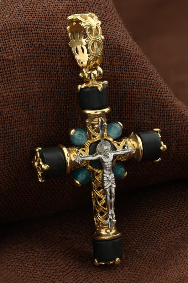 Крест из лимонного золота c ониксом и жадеитом