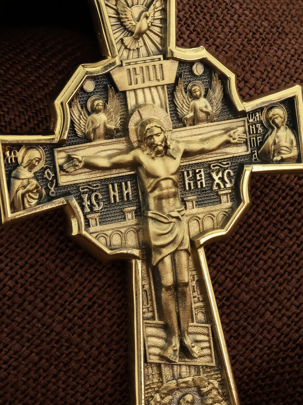 Крест из лимонного золота