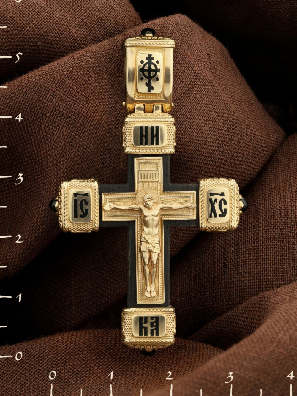 Крест из лимонного золота c эмаль , ониксом и эбеновым деревом