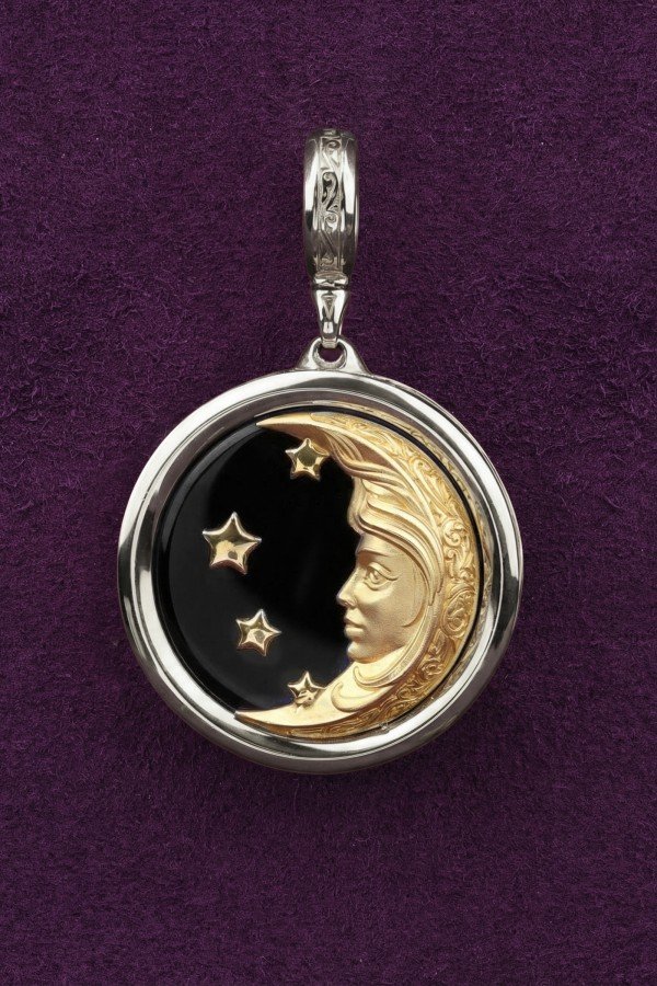 Подвеска из белого золота c ониксом и перламутром