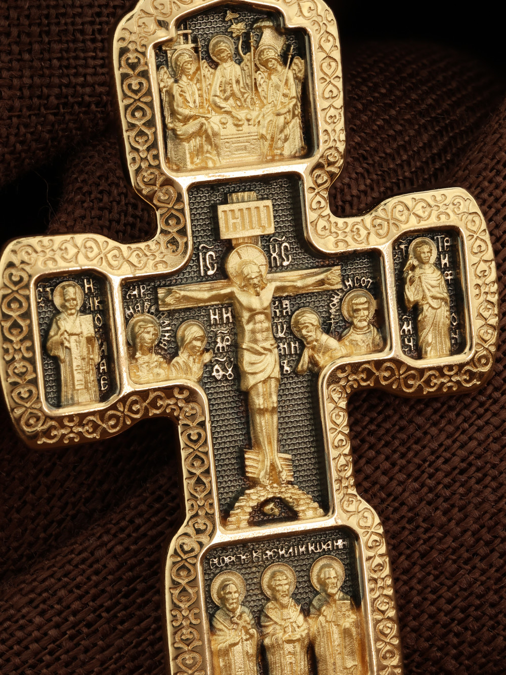 Крест из лимонного золота